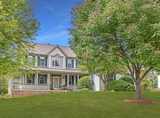 W292N4231 Prairie Wind Cir N, Pewaukee, WI 53072