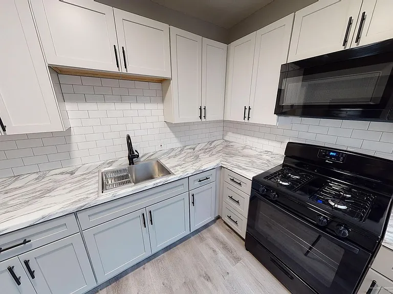 7926 Lorain Ave — Photo 10