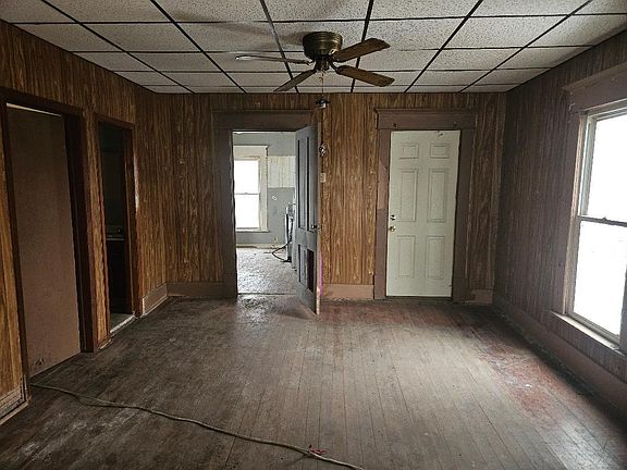 4th image of 206 Main St N