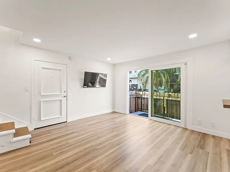 4329 Van Nuys Blvd — Photo 4