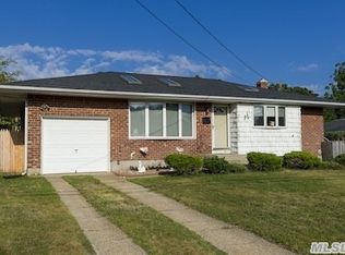 95 W 8th St, Deer Park, NY 11729