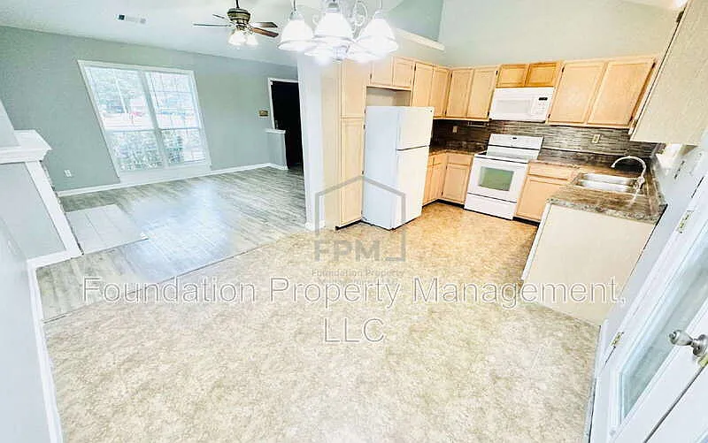 4 bed, 2.0 bath, 1200 sqft, $1,600 — Photo 3