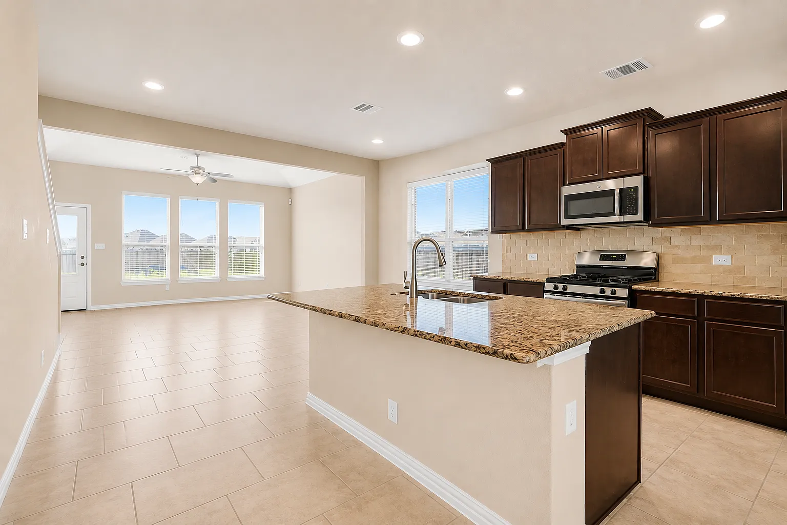 5 bed, 2.5 bath, 2743 sqft, $2,462 — Photo 3