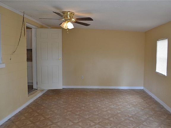 5th image of 827 N Lake Ave