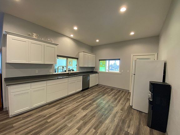 Kitchenette w/shades open