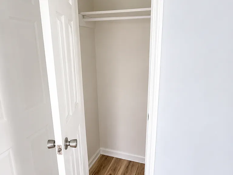 1102 Murray Dr — Photo 10