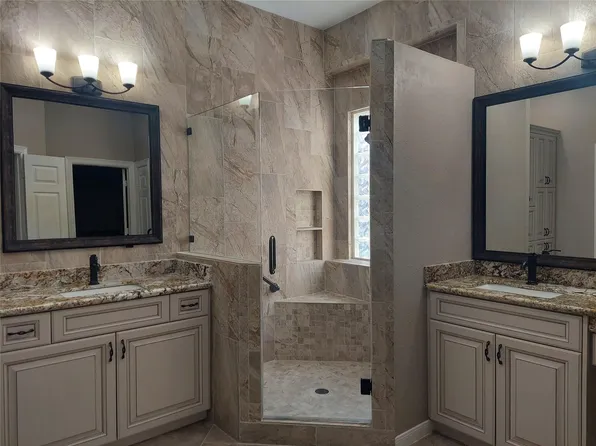 1601 N Lago Vista Ct, Pearland, TX 77581