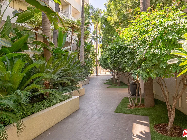 1131 Alta Loma Rd #602 — Photo 23