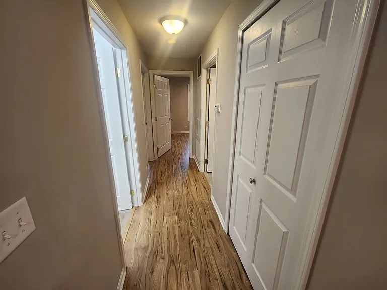 221 Norfolk Ct — Photo 8
