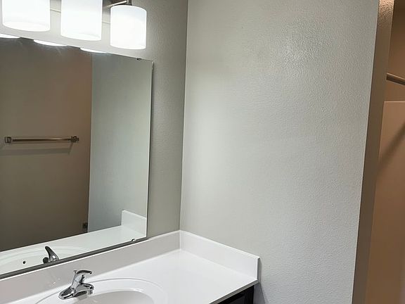 4th image of 201 E Holmes St #201