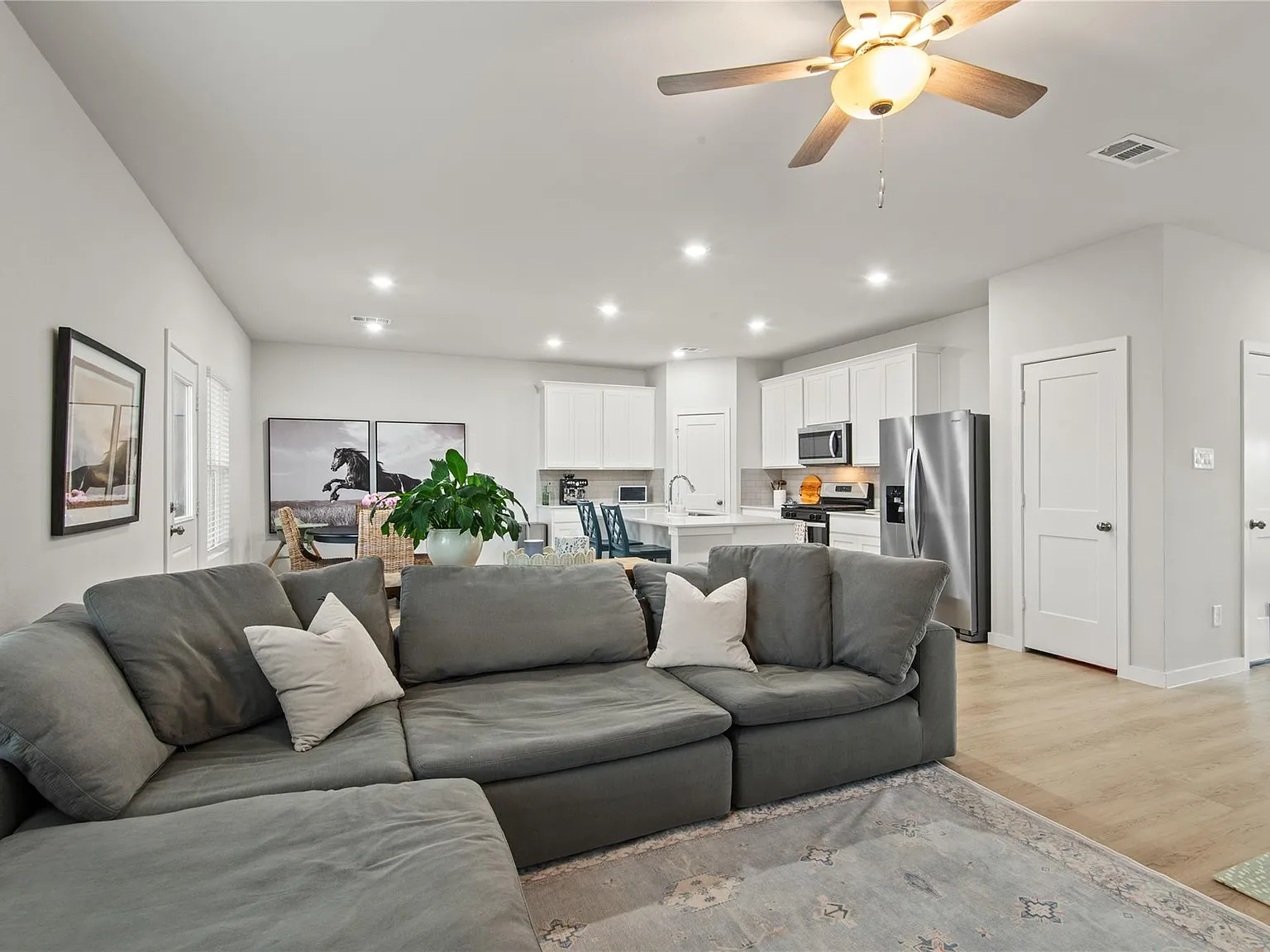 4 bed, 2.5 bath, 1847 sqft, $2,195 — Photo 3