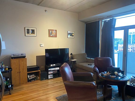 4th image of 630 N Franklin St #915