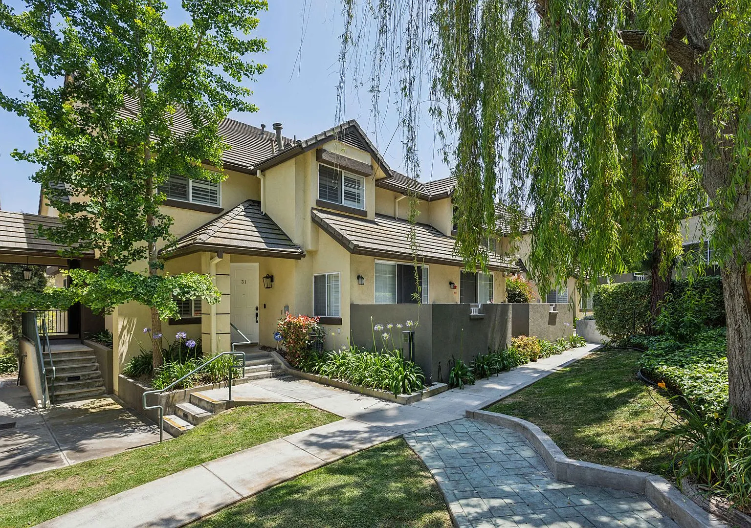 Modern 3BD/3BA Gated Townhome in Baldwin Hills with 2-Car Garage — Photo 2