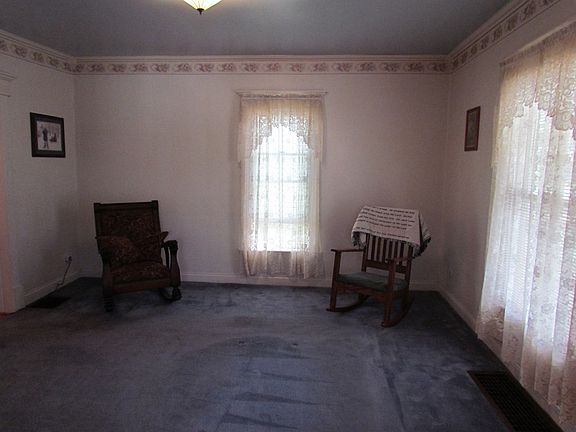 3rd image of 526 Girard Ave