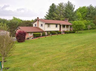 3600 Lake Ridge Dr, Pulaski, VA 24301