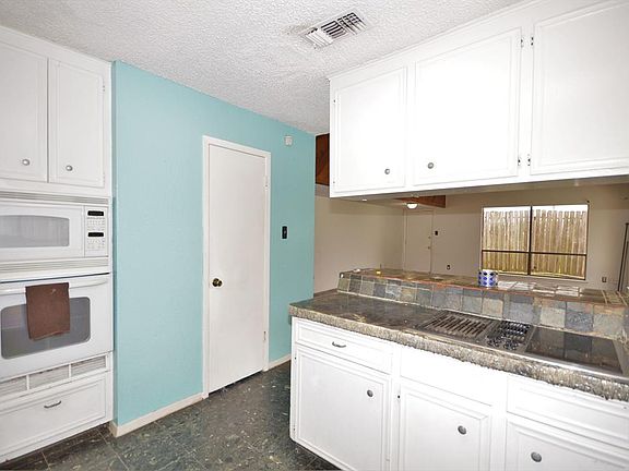 4th image of 2358 College Green Dr