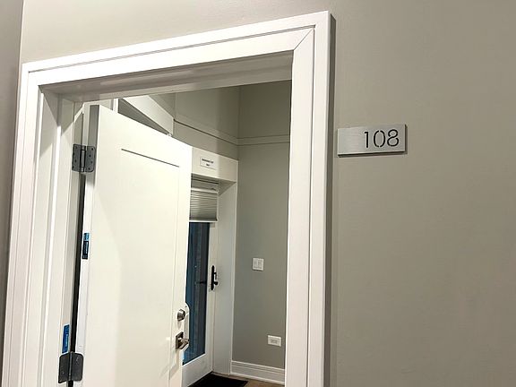 2nd image of 1101 W Granville Ave #108