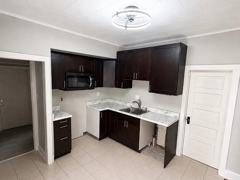 1720 Howard St — Photo 2
