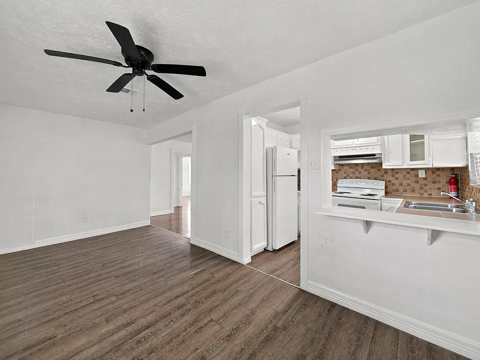 606 W 7th St