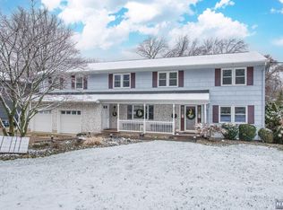 15 Mayhew Dr, Fairfield, NJ 07004