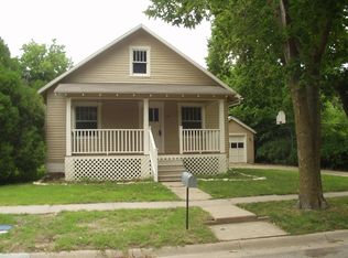 128 SW 7th St, Newton, KS 67114