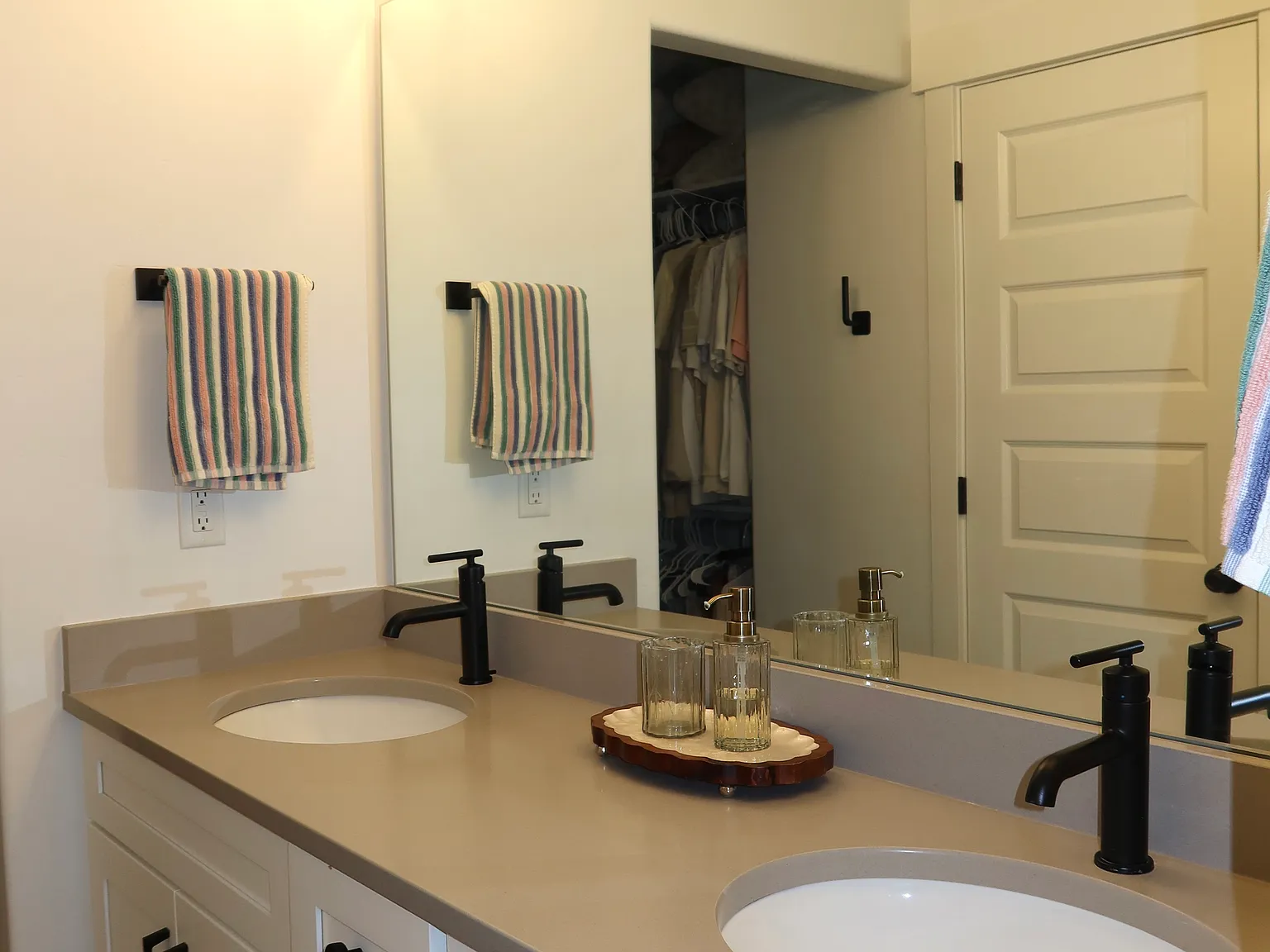 4 bed, 3.5 bath, 2381 sqft, $2,900 — Photo 3