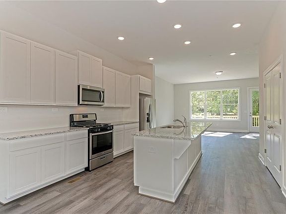 5th image of 2763 Bell Dr SE