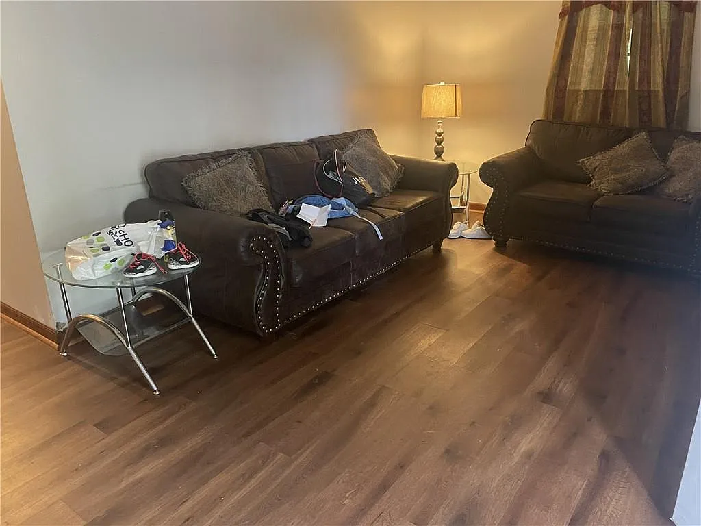3 bed, 1.0 bath, 1617 sqft, $1,500 — Photo 2