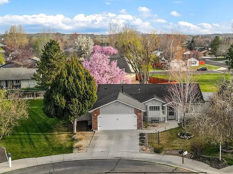 492 N Procyon Pl — Photo 3