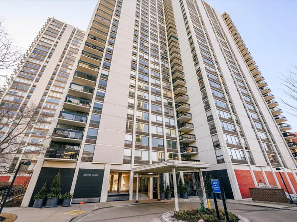 1460 Sandburg St #1801, Chicago, IL 60610