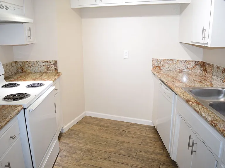 6049 Northcrest Cir #3 — Photo 3