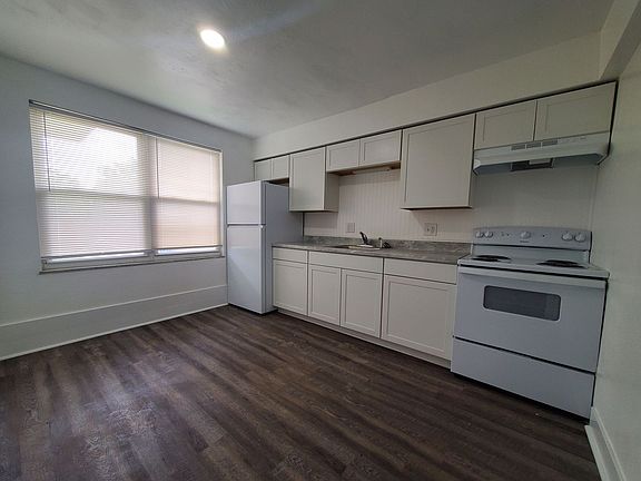 3rd image of 3816 E 3rd St #De8549597