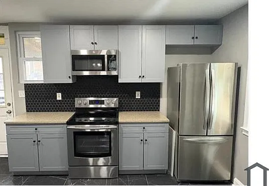 5 bed, 1600 sqft, $2,500 — Photo 2