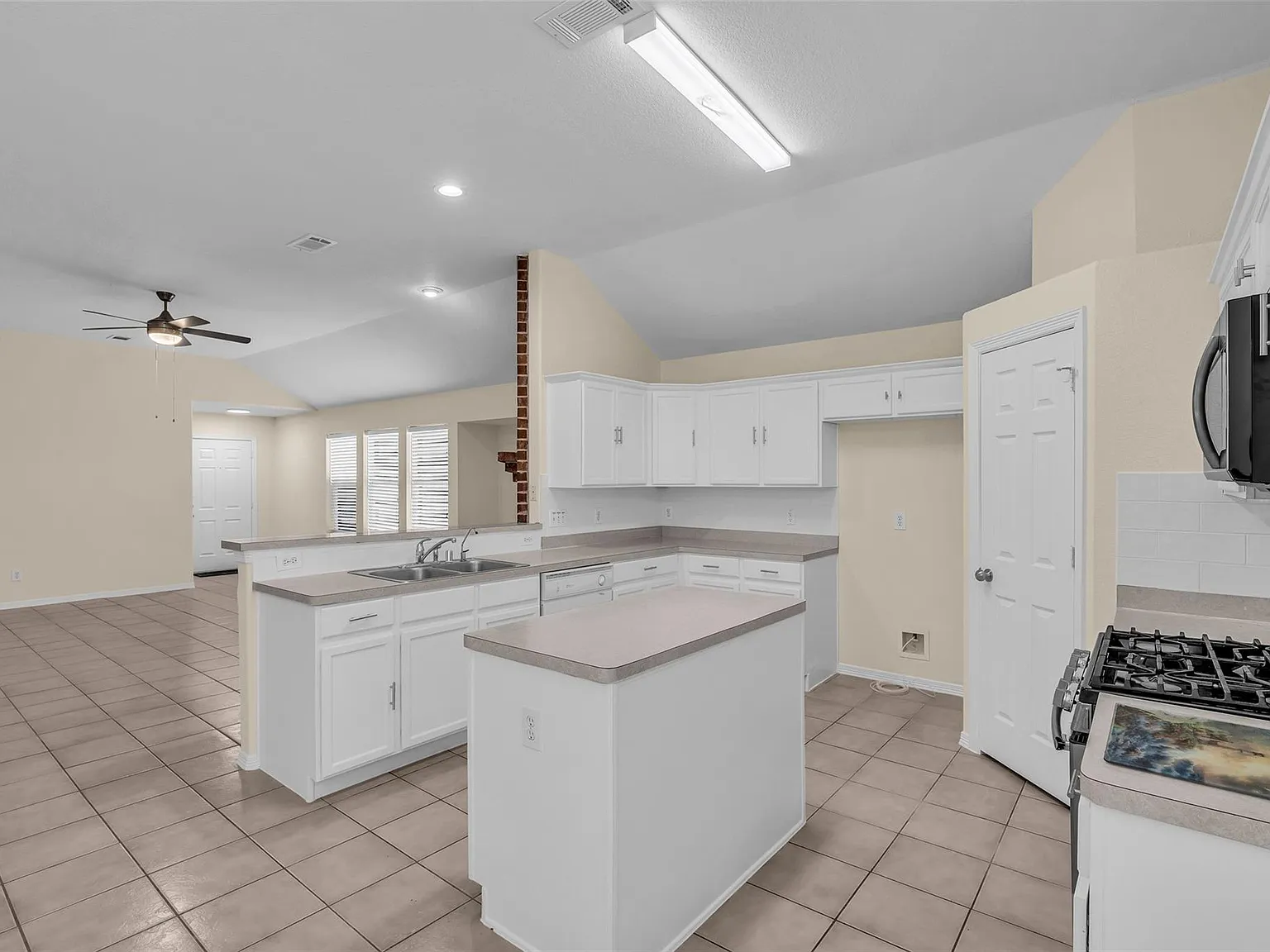 3 bed, 2.0 bath, 1730 sqft, $1,975 — Photo 2