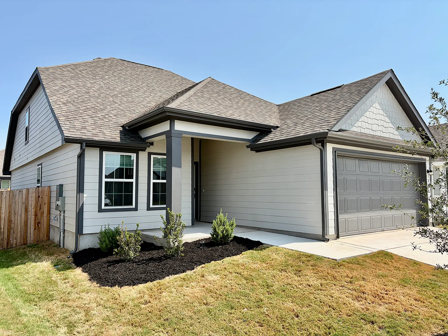 4 bed, 2356 sqft, $2,275 — Photo 2