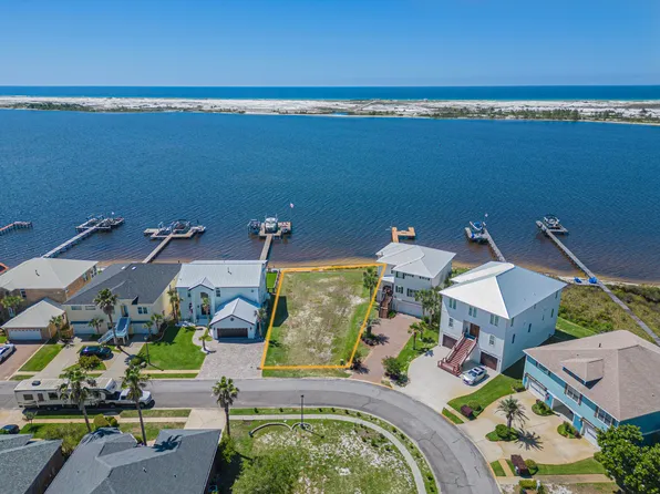 580 Radiant Cir, Mary Esther, FL 32569