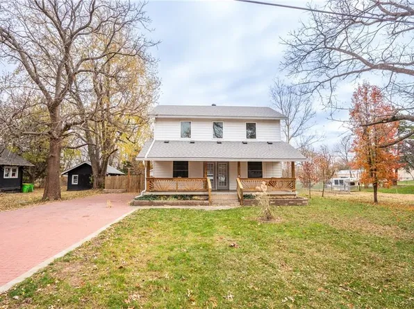 427 Pine St, Wellsville, KS 66092