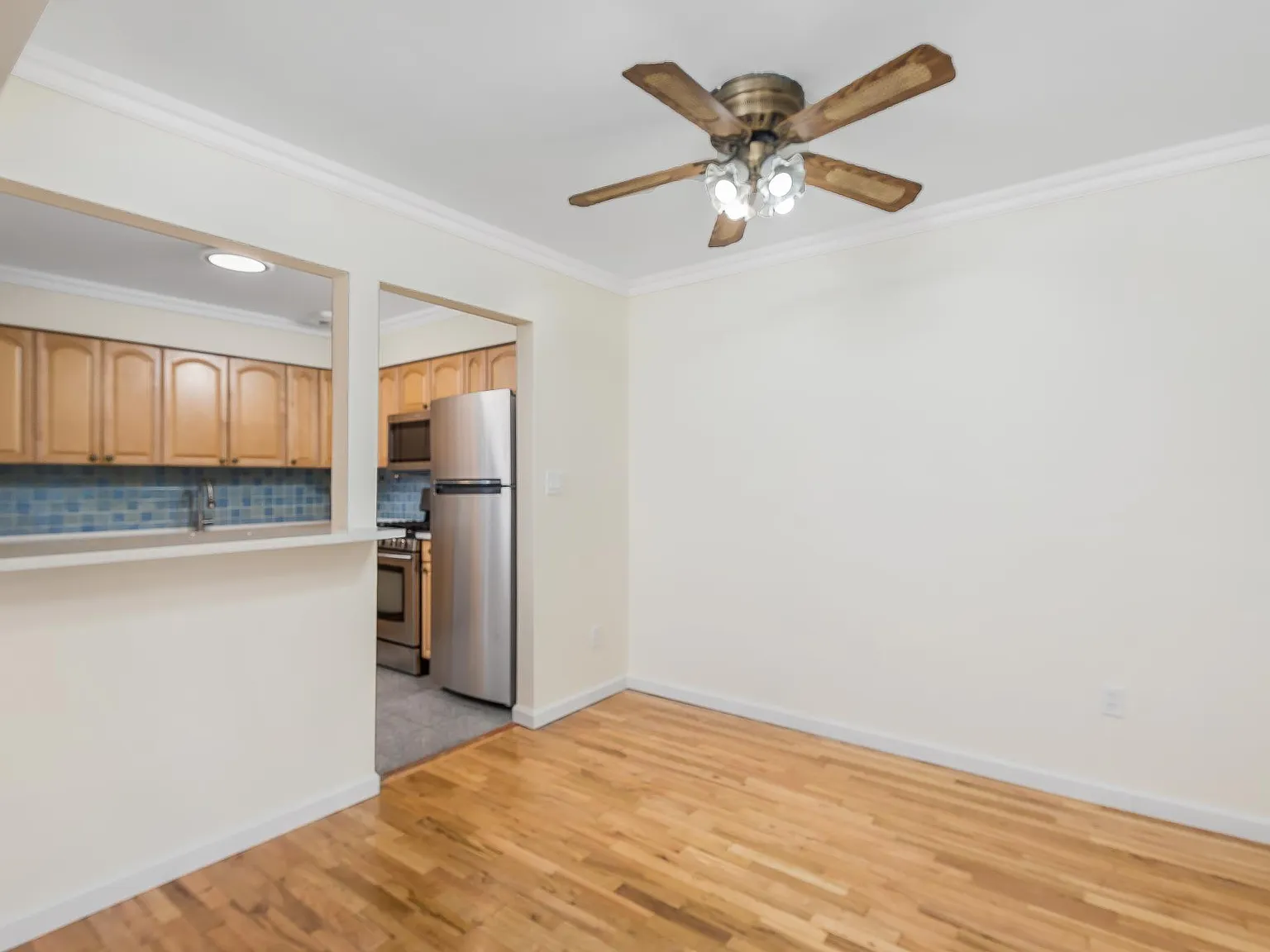 3 bed, 1300 sqft, $3,300 — Photo 4