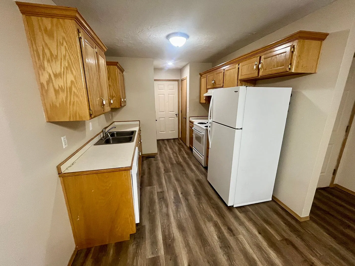 Updated 2 bed 2 bath duplex in Fordland! Available now! — Photo 4