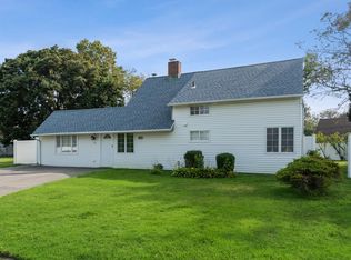 10 Swirl Ln, Levittown, NY 11756