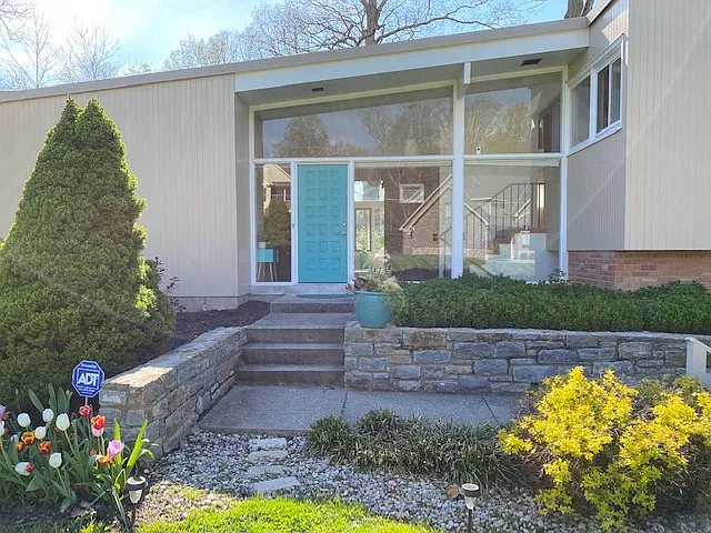 3 bed, 2.5 bath, 2043 sqft, $2,299 — Photo 2