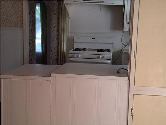 2nd image of 709 Lexington Ave