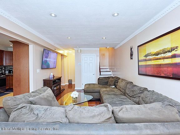 5th image of 135 Boyd St