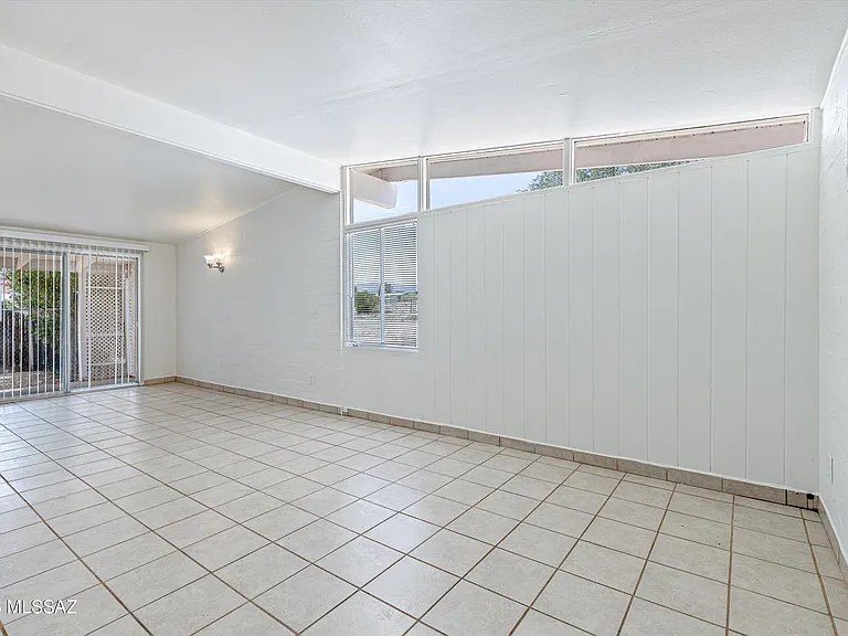 104 N Douglas Ave — Photo 7