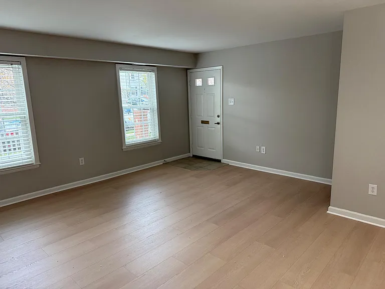 1203 Crosshill Ct — Photo 3