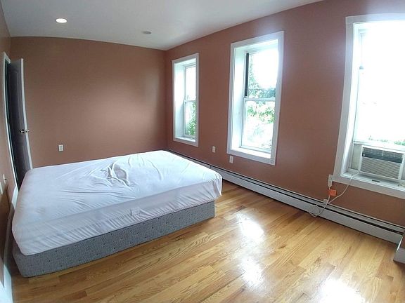 4th image of 387 Bainbridge St #1