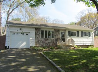 17 Stewart St, Bay Shore, NY 11706