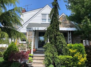 594 7th St S, Garden City, NY 11530