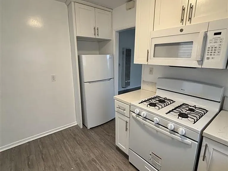 417 E Elmwood Ave — Photo 2
