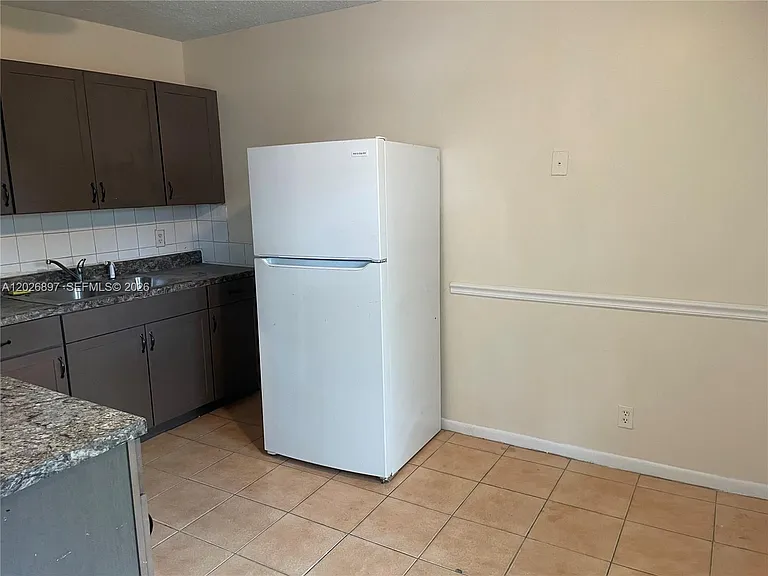825 SW 9th St #1 — Photo 7